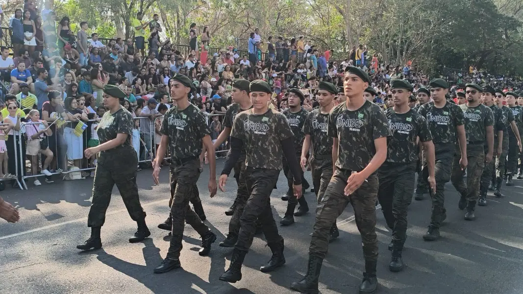 Desfile de 7 de Setembro reúne mais de 50 instituições e leva multidão a Teresina