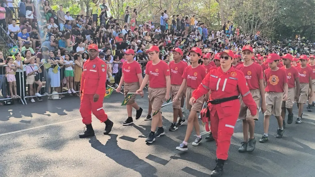Desfile de 7 de Setembro reúne mais de 50 instituições e leva multidão a Teresina