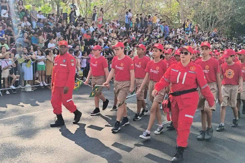 Desfile de 7 de Setembro reúne mais de 50 instituições e leva multidão a Teresina