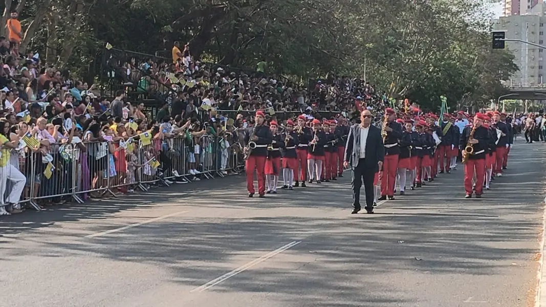 Desfile de 7 de Setembro reúne mais de 50 instituições e leva multidão a Teresina