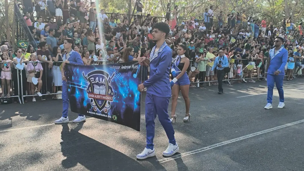 Desfile de 7 de Setembro reúne mais de 50 instituições e leva multidão a Teresina