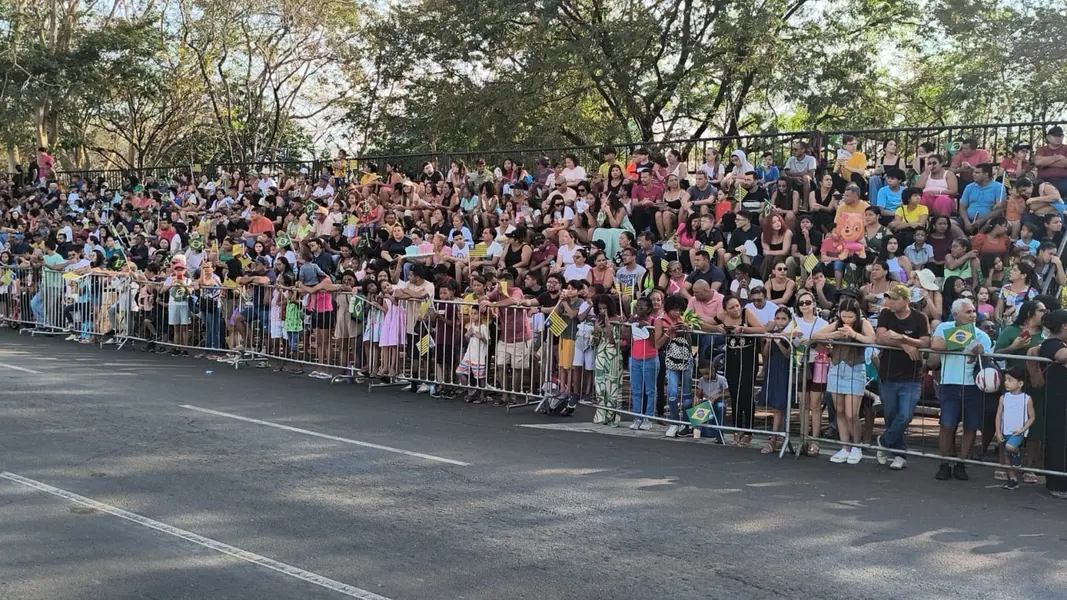 Desfile de 7 de Setembro reúne mais de 50 instituições e leva multidão a Teresina
