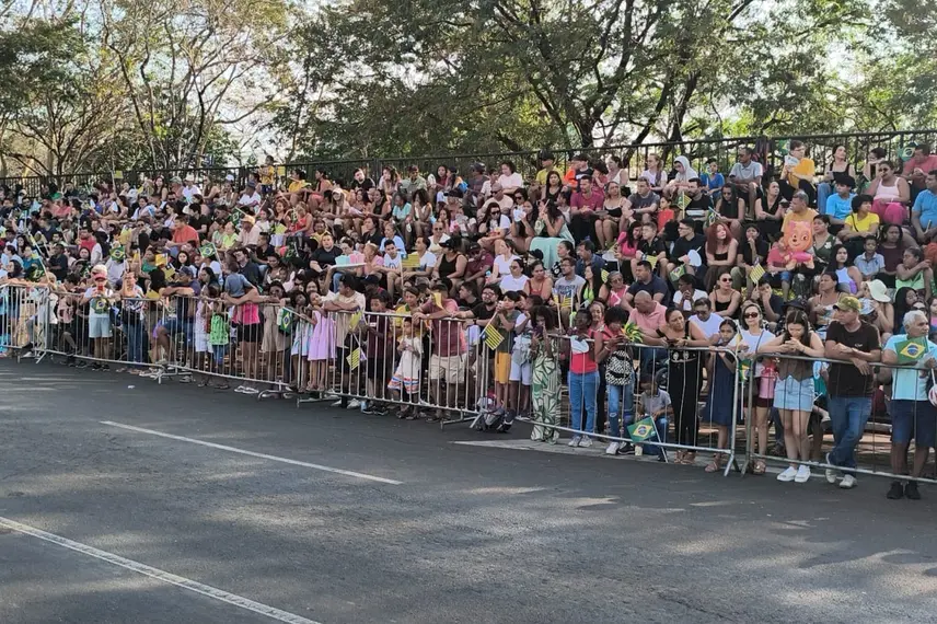 Desfile de 7 de Setembro reúne mais de 50 instituições e leva multidão a Teresina
