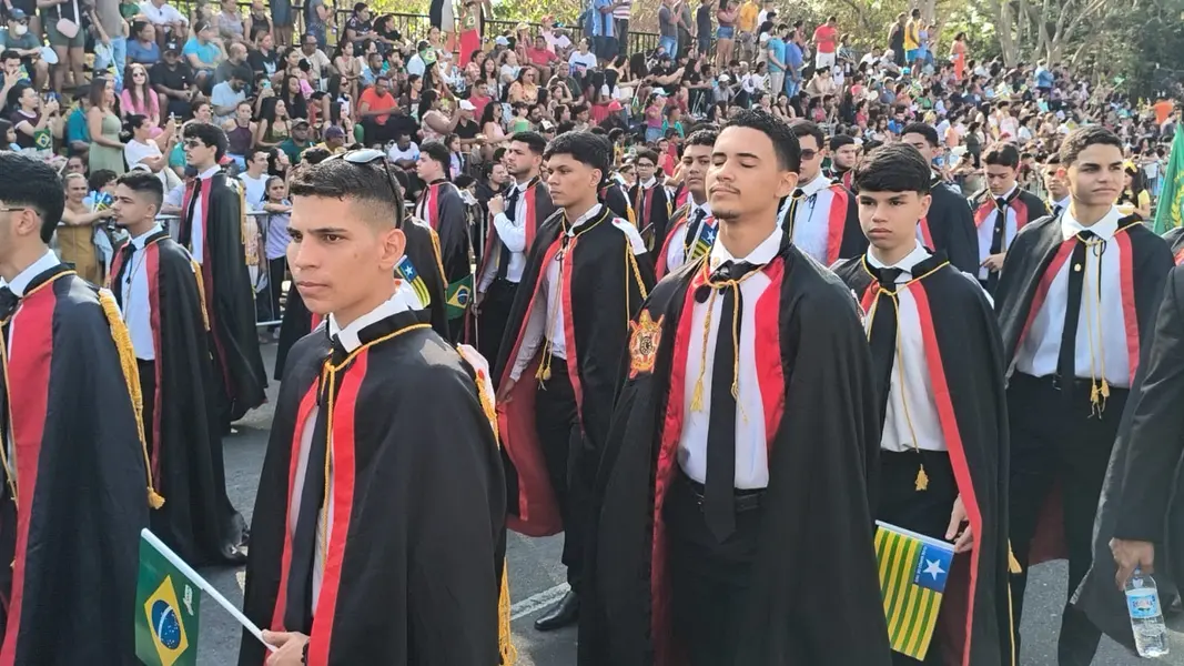 Desfile de 7 de Setembro reúne mais de 50 instituições e leva multidão a Teresina