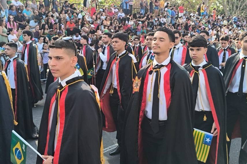 Desfile de 7 de Setembro reúne mais de 50 instituições e leva multidão a Teresina Desfile de 7 de Setembro reúne mais de 50 instituições e leva multidão a Teresina