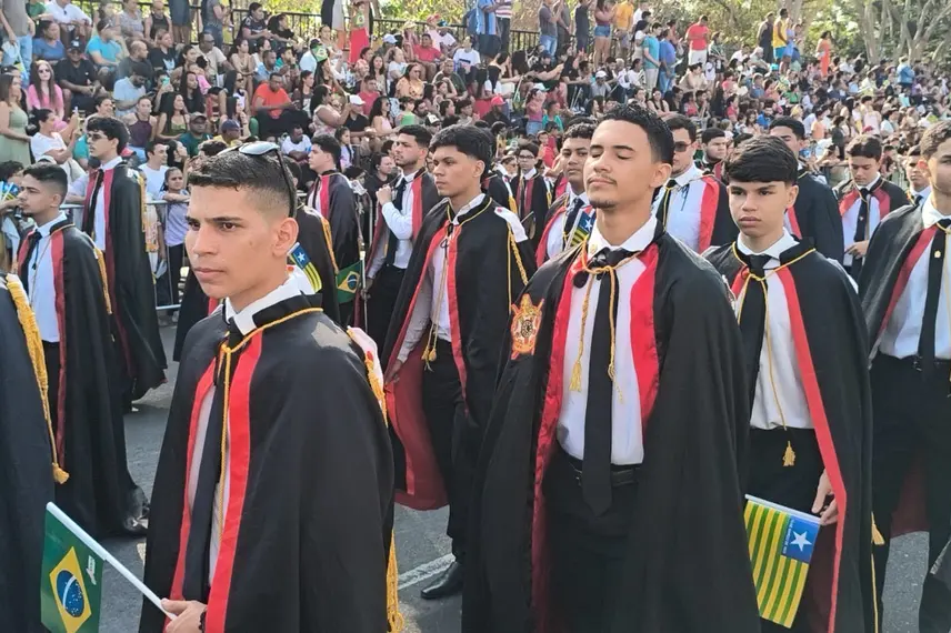 Desfile de 7 de Setembro reúne mais de 50 instituições e leva multidão a Teresina