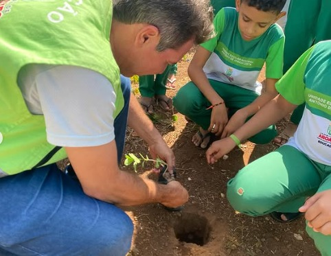 Dia da Árvore: Prefeitura de Aroazes realiza plantio de mudas em escolas