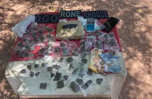 Dois homens são presos com drogas em ponto de venda a céu aberto em Teresina (Foto: Divulgação/PMPI)