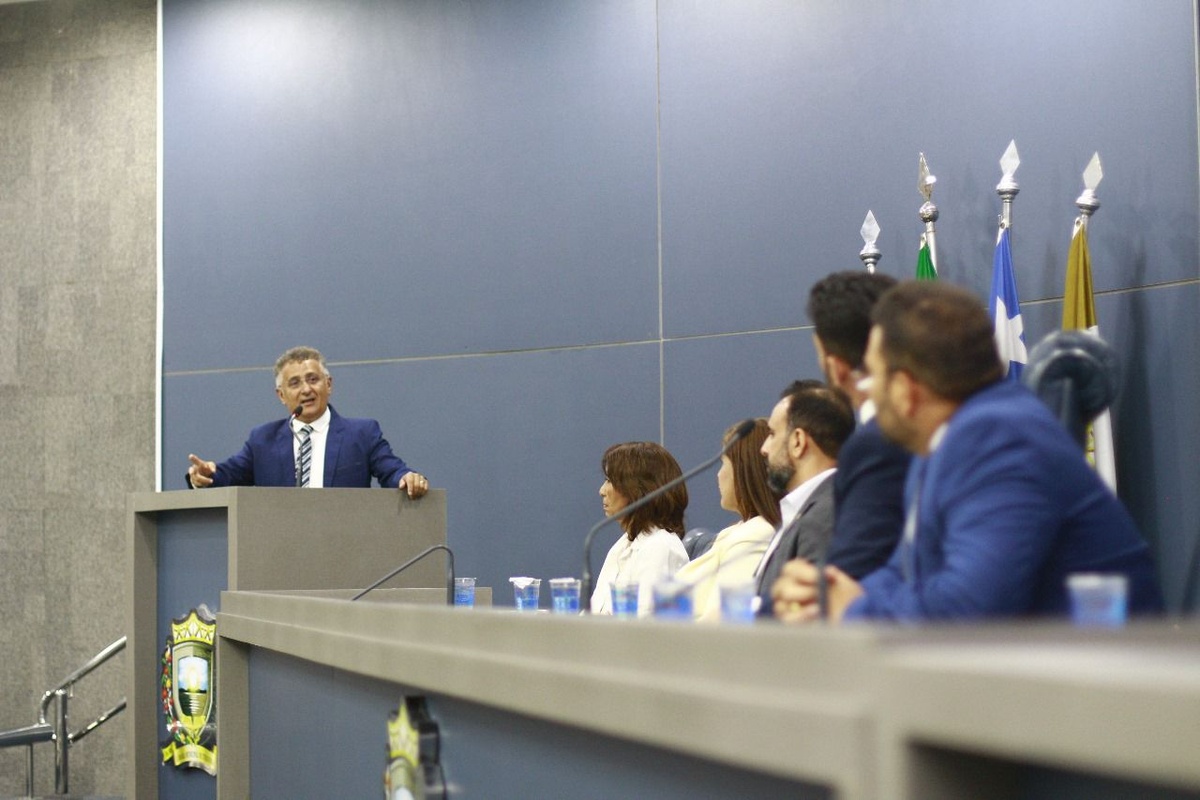 Draga Alana homenageia UESPI e reforça compromisso com melhorias na instituição