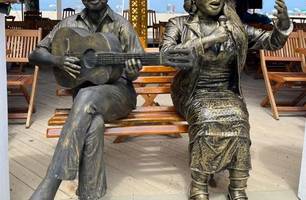 Estátua de Preta Gil é inaugurada em Copacabana ao lado da de Gilberto Gil (Foto: Reprodução)