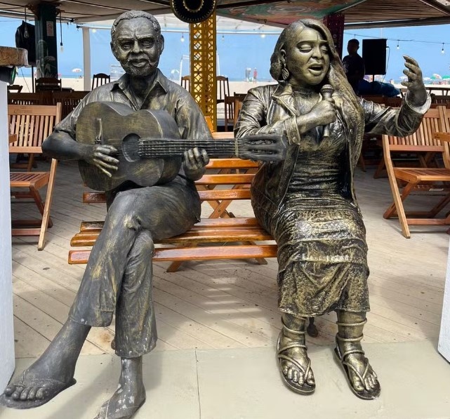 Estátua de Preta Gil é inaugurada em Copacabana ao lado da de Gilberto Gil
