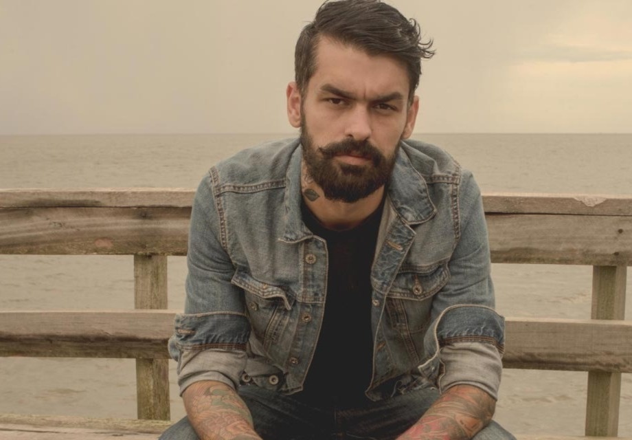 Esteban Tavares, destaque nacional da música emo, se apresenta em Teresina