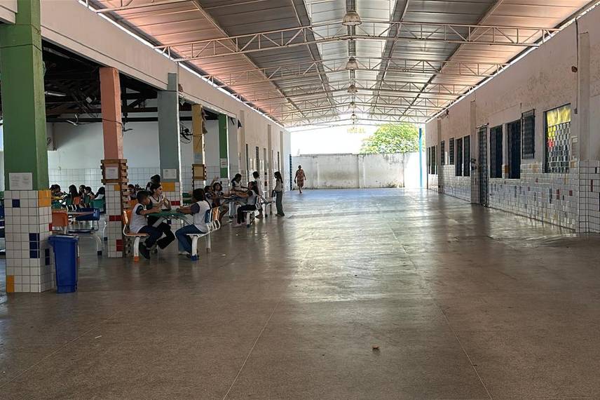 *Falta de ar-condicionado afeta alunos da Escola Simões Filho, em Teresina* *Falta de ar-condicionado afeta alunos da Escola Simões Filho, em Teresina*