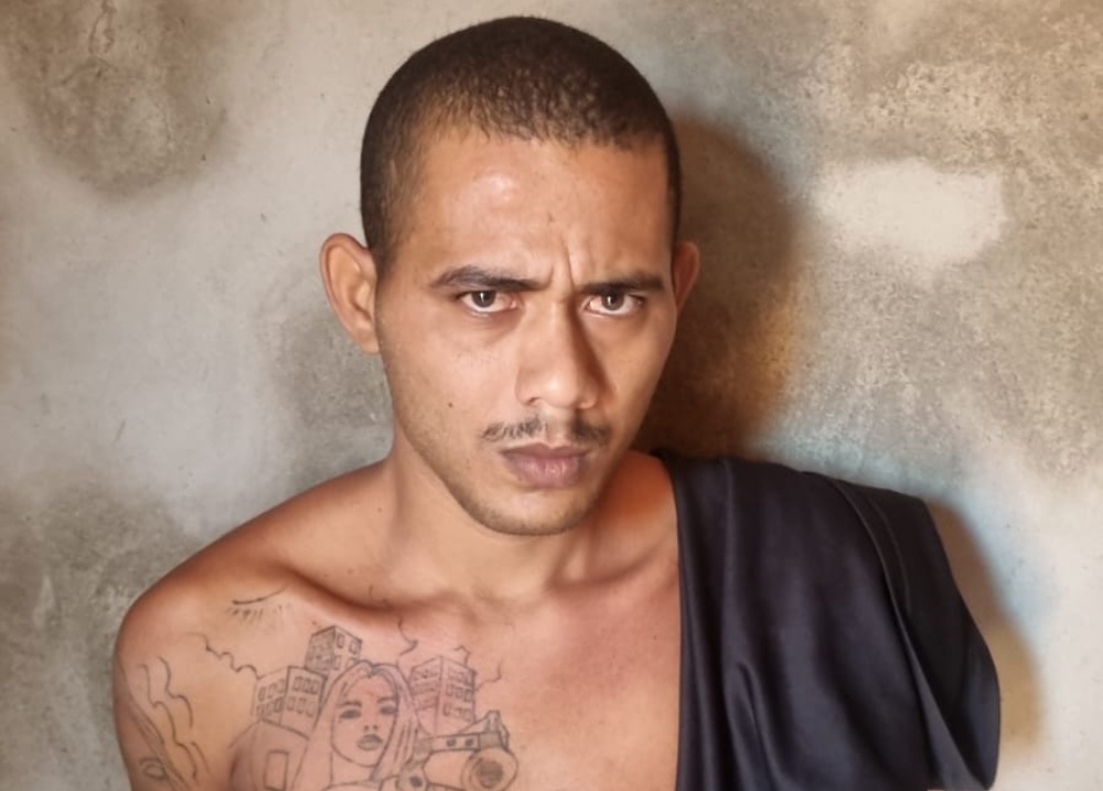 Foragido por roubo de veículos é preso com barreira no portão de casa em Teresina