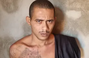 Foragido por roubo de veículos é preso com barreira no portão de casa em Teresina (Foto: Divulgação/DEOP)