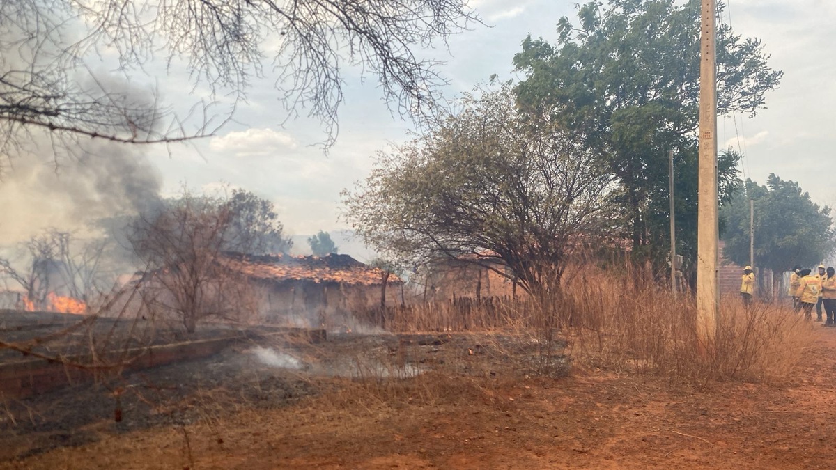 Grande incêndio atinge casas e mata animais em Aroazes; Semarh aciona alerta 2