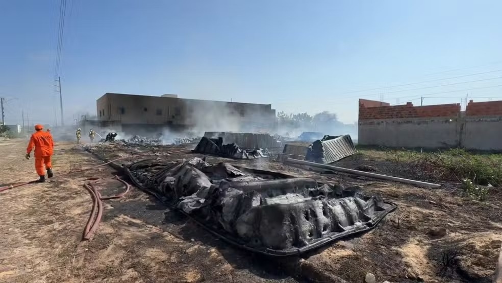 Incêndio atinge depósito de loja de piscinas em Parnaíba e mobiliza bombeiros
