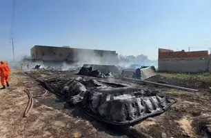 Incêndio atinge depósito de loja de piscinas em Parnaíba e mobiliza bombeiros (Foto: Reprodução/Luiz Gustavo Graça)
