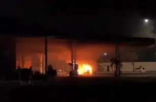 Kombi pega fogo em posto de combustíveis e causa danos na zona Leste de Teresina (Foto: Reprodução)