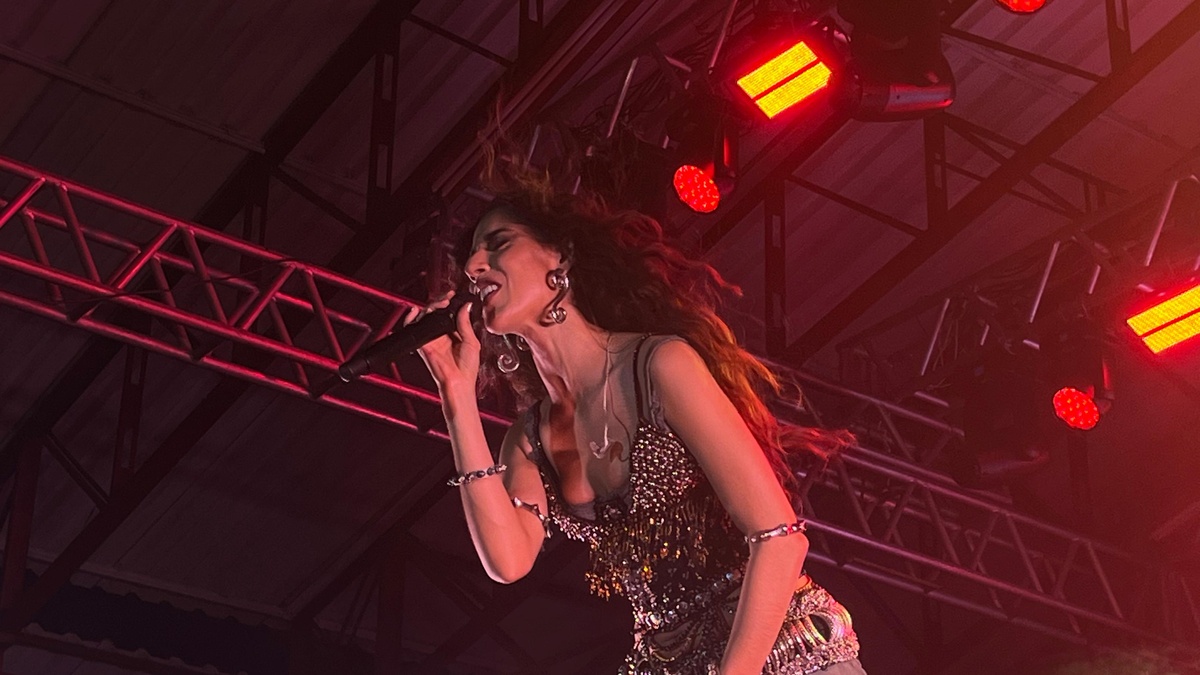 Marina Sena encanta público na primeira edição da Parada Day em Teresina