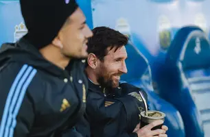 Messi toma chimarrão em treino da Argentina (Foto: DIVULGAÇÃO/AFA)