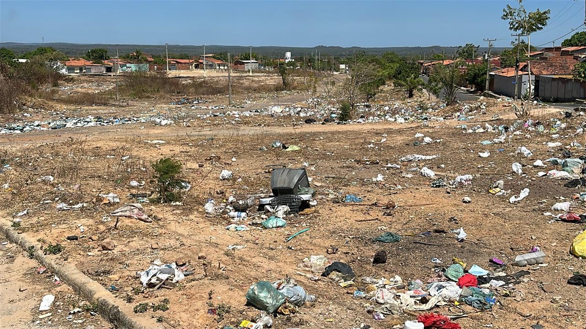 Moradores denunciam acúmulo de lixo e mau cheiro no conjunto Leonel Brizola
