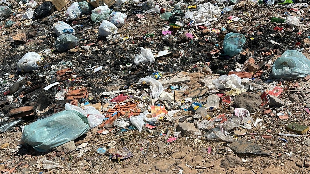 Moradores denunciam acúmulo de lixo e mau cheiro no conjunto Leonel Brizola