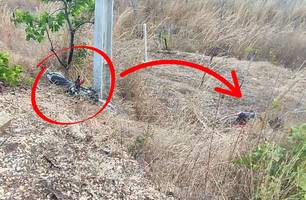 Motoqueiro perde controle, cai de ribanceira e é resgatado com vida na PI-130 (Foto: Repórter 12/Conecta Piauí)