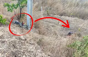 Motoqueiro perde controle, cai de ribanceira e é resgatado com vida na PI-130 (Foto: Repórter 12/Conecta Piauí)