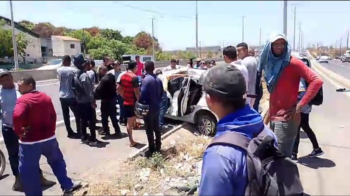 Motorista fica ferido após colidir carro contra poste na zona Sul de Teresina