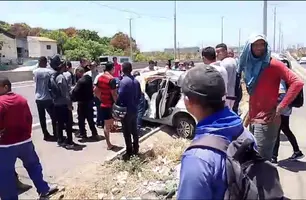Motorista fica ferido após colidir carro contra poste na zona Sul de Teresina (Foto: Reprodução)