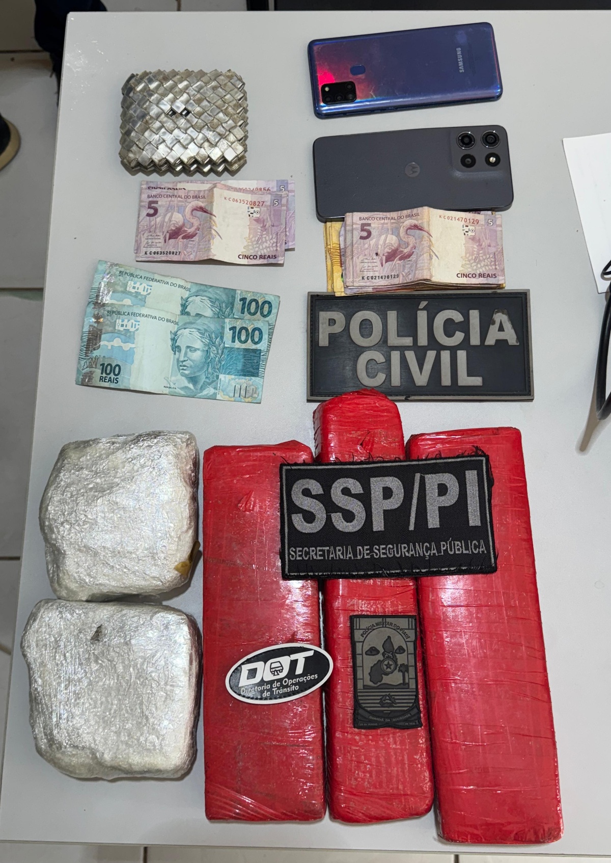 'Pai e filho do crime' são presos com drogas no terminal rodoviário de Altos