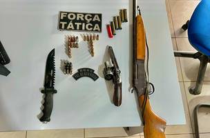 PM apreende armas durante ocorrência de violência doméstica em Corrente (Foto: Divulgação/PMPI)