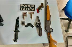 PM apreende armas durante ocorrência de violência doméstica em Corrente (Foto: Divulgação/PMPI)