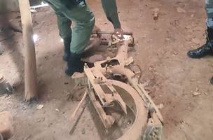 Policia desarticula casa abandonada utilizada para desmanche de motos em Nazária (Foto: Repórter 12/Conecta Piauí)