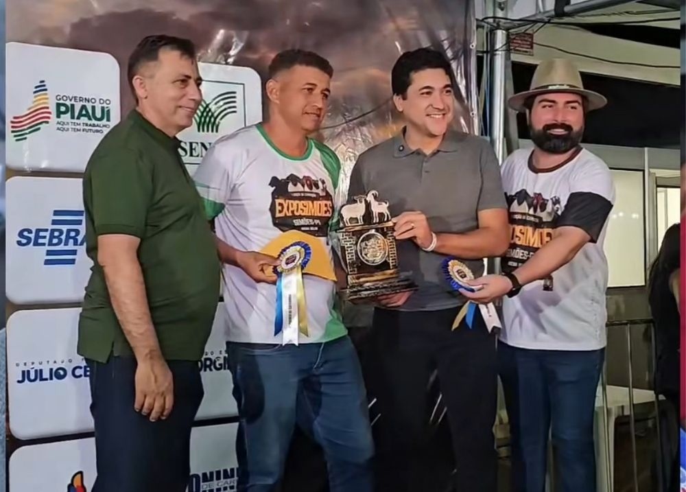 Prefeito de Massapê do Piauí prestigiou a 1ª Exposimões em Simões