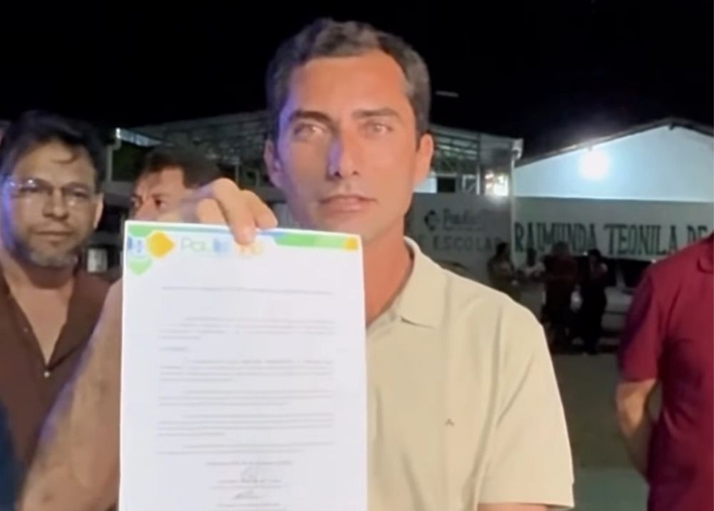 Prefeito de Paulistana inaugura praça e autoriza construção de creche