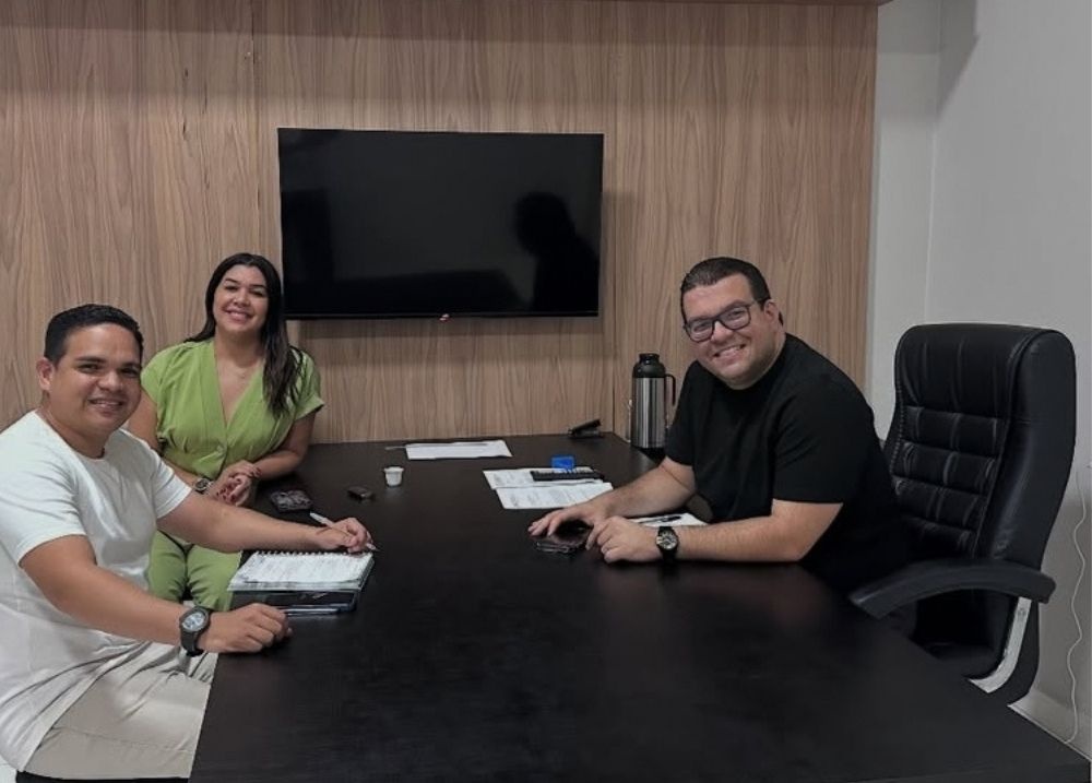 Prefeito Saulo Trajano discute novos projetos com Secretaria de Juventude