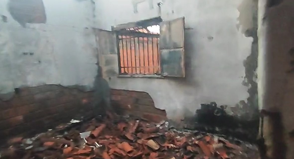 Princípio de incêndio atinge casa e destrói quarto na zona Sul de Teresina