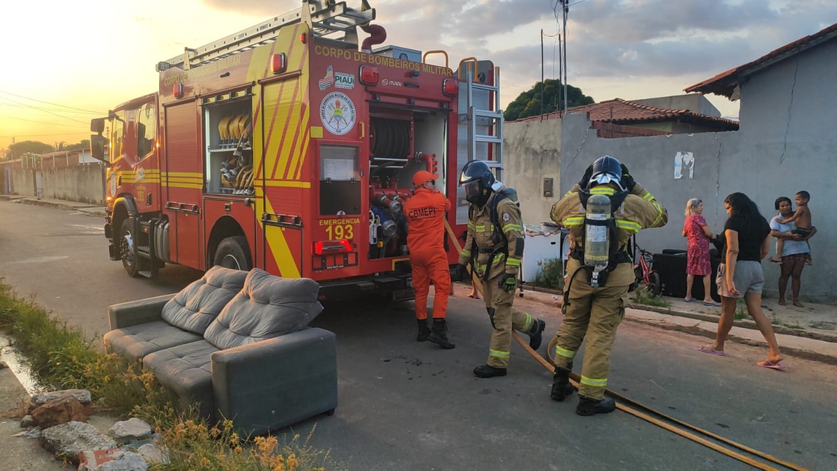 Princípio de incêndio atinge casa e destrói quarto na zona Sul de Teresina