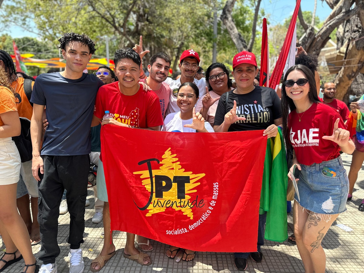 Protesto contra PEC da Blindagem reúne movimentos sociais em Teresina