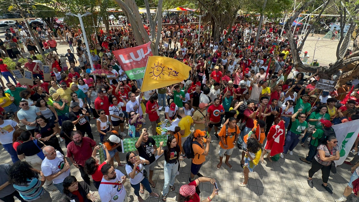 Protesto contra PEC da Blindagem reúne movimentos sociais em Teresina