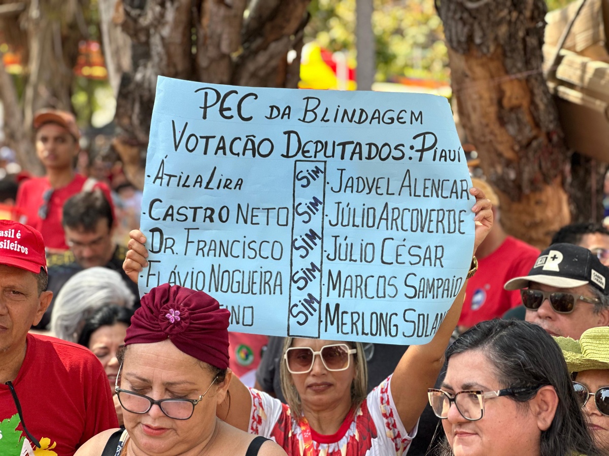 Protesto contra PEC da Blindagem reúne movimentos sociais em Teresina