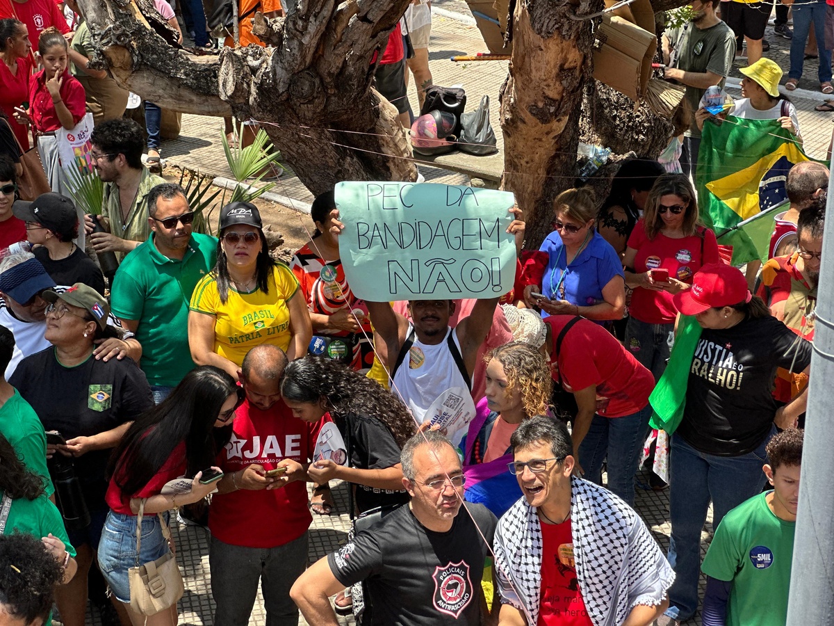 Protesto contra PEC da Blindagem reúne movimentos sociais em Teresina
