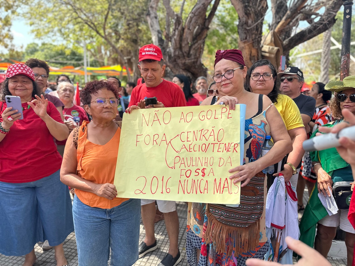 Protesto contra PEC da Blindagem reúne movimentos sociais em Teresina