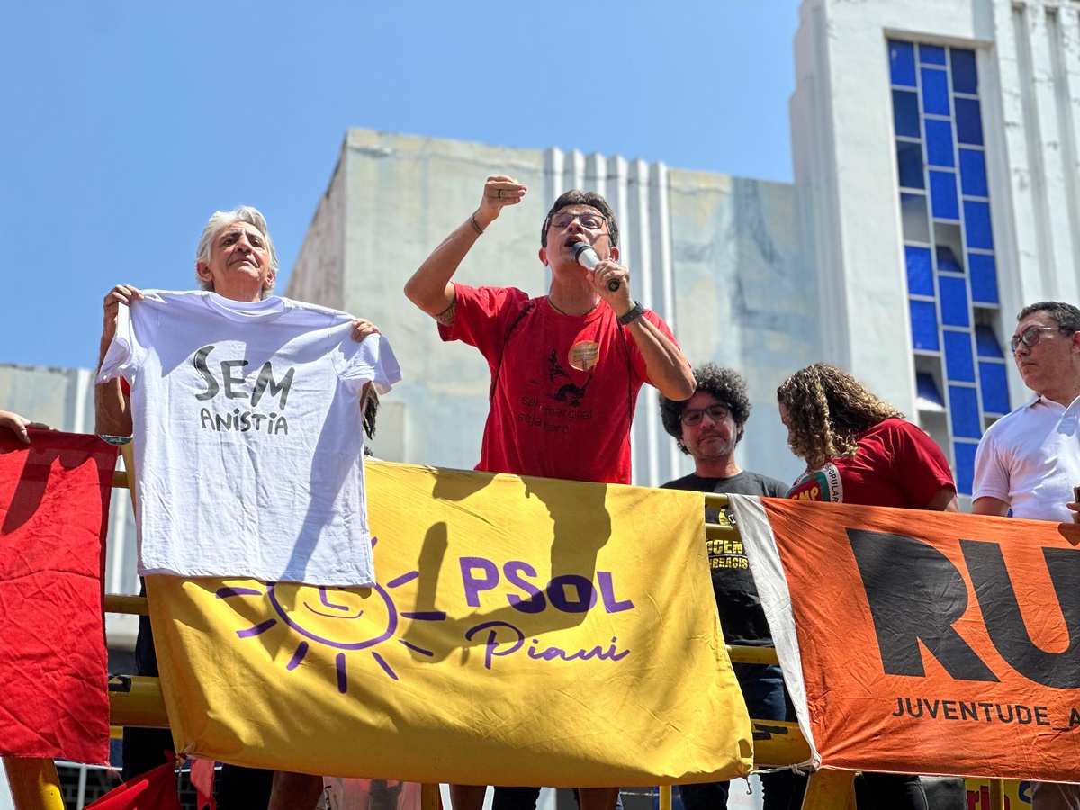 Protesto contra PEC da Blindagem reúne movimentos sociais em Teresina