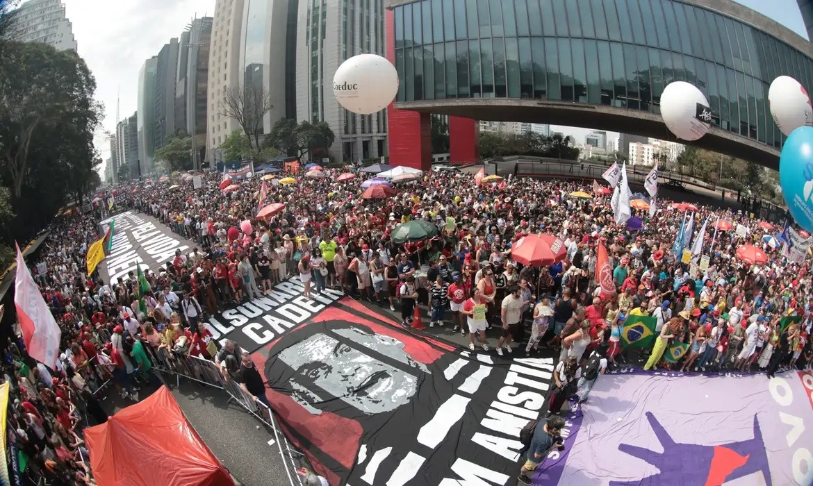 Protestos contra anistia a golpistas e PEC da Blindagem tomam o Brasil