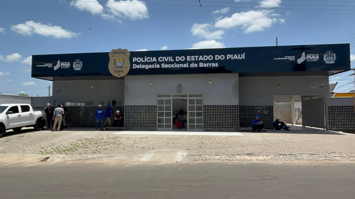 Rafael Fonteles inaugura aeródromo, praça e visita obras em Barras