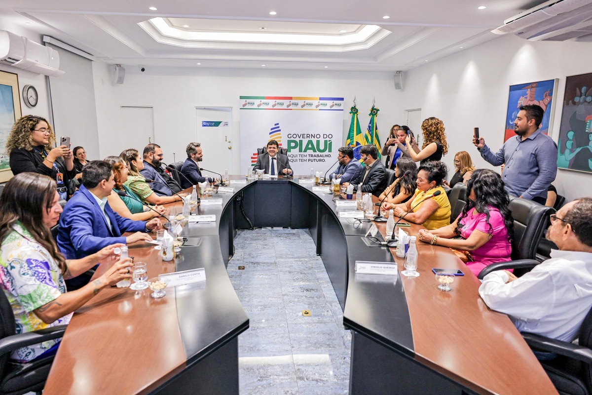 Rafael Fonteles recebe elenco do Ai Que Vida e anuncia sequência do filme