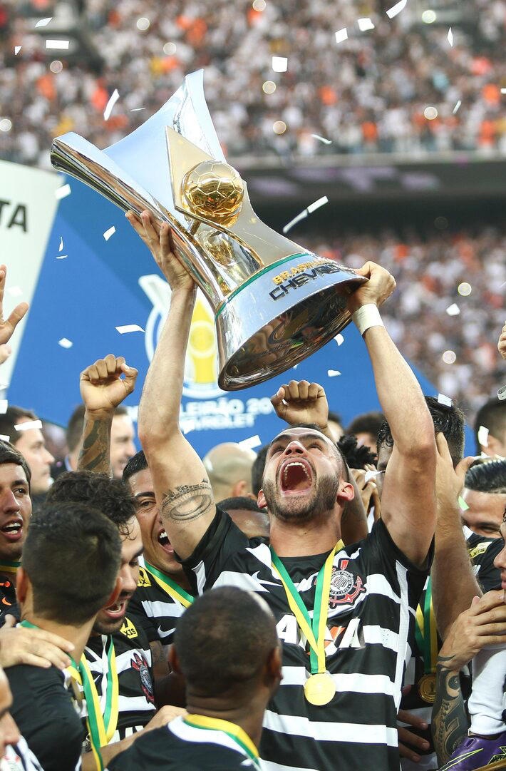 Renato Augusto ergue a taça de campeão brasileiro pelo alvinegro paulista em 2015